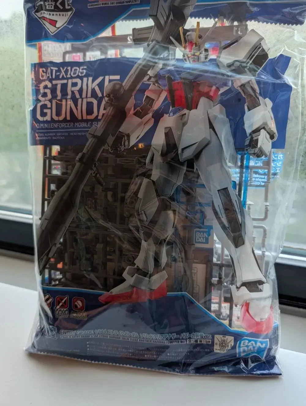 GAT-X105 Strike Gundam Bandai Gunpla - 1/144 Entry Grade Model Kit